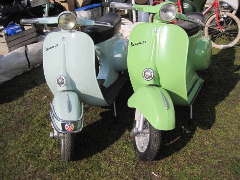 Una coppia di Piaggio Vespa 50